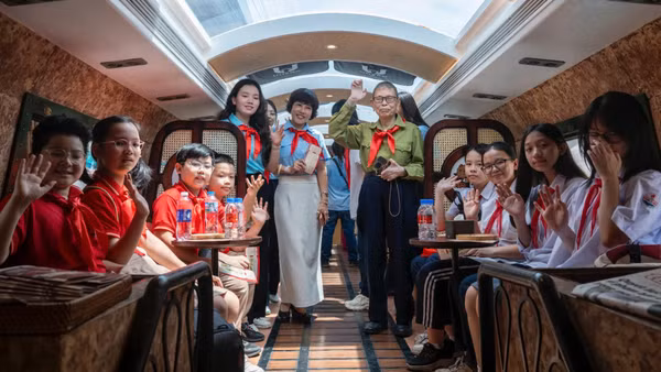 Các đại biểu, cán bộ phụ trách Đội và thiếu nhi tiêu biểu tham gia chuyến tàu đặc biệt.