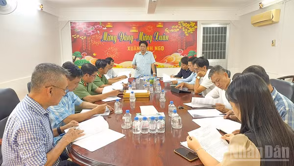 Phó Giám đốc Sở Văn hóa, Thể thao và Du lịch tỉnh Vĩnh Long Cao Quốc Dũng phát biểu tại buổi họp. (Ảnh: BÁ DŨNG)