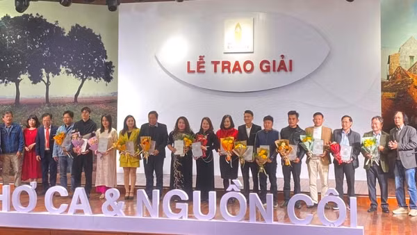 Ban tổ chức trao giải cho các tác giả trong cuộc thi “Thơ ca và nguồn cội”. (Ảnh Diên Khánh)