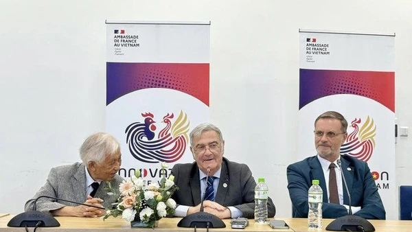 Nhà khoa học đạt giải Nobel vật lý - Serge Haroche (người ngồi giữa) chia sẻ trong khuôn khổ Diễn đàn Khai phóng tiềm năng đổi mới sáng tạo và công nghệ lượng tử Việt Nam - Pháp. 