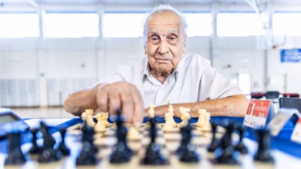  Kỳ thủ 104 tuổi người Tây Ban Nha Manuel Alvarez Escudero.