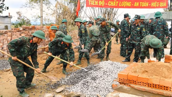 Lực lượng bộ đội thuộc Bộ Tư lệnh Quân khu 5 tham gia Chiến dịch Quang Trung, dựng lại nhà cho người dân bị thiệt hại do mưa lũ trên địa bàn tỉnh Đắk Lắk. (Ảnh Văn Viễn)