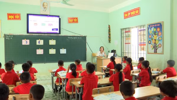 Cô Lô Thị Minh Huế, giáo viên Trường PTDTBT Tiểu học Mậu Long (Tuyên Quang) dạy tiếng Anh cho học sinh.