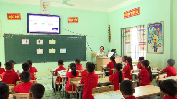 Cô Lô Thị Minh Huế, giáo viên Trường PTDTBT Tiểu học Mậu Long (Tuyên Quang) dạy tiếng Anh cho học sinh.