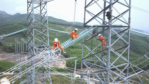 Dự án đường dây 500 kV Lào Cai-Vĩnh Yên đã chính thức hoàn thành sau sáu tháng thi công thần tốc, rút ngắn được gần tám tháng so tiến độ được phê duyệt. (Ảnh Lê Tiên)