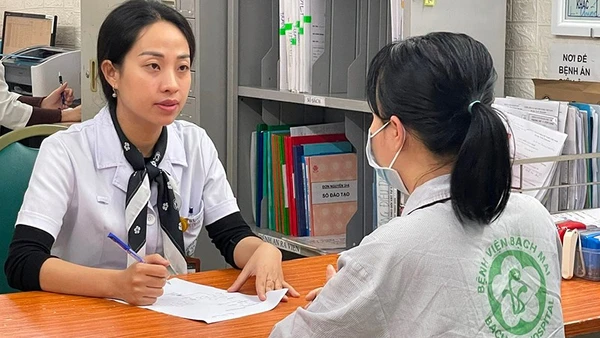 Nhân viên y tế tư vấn cho bệnh nhân ung thư đang điều trị tại Bệnh viện Bạch Mai.