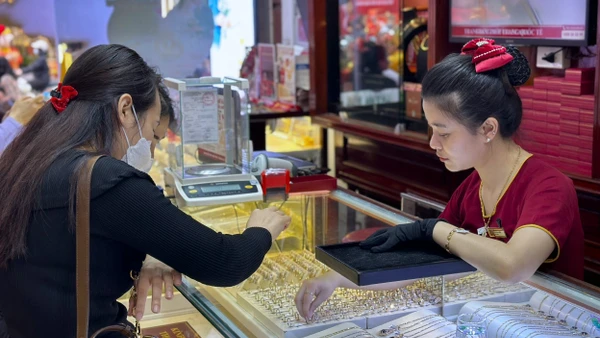 Giá vàng ở thị trường trong nước, sau giai đoạn “sóng tăng” mạnh đã lao dốc bất thường khiến nhiều nhà đầu tư mua vàng ở đỉnh đang phải chịu khoản lỗ nặng nề. (Ảnh: Minh Phương) 