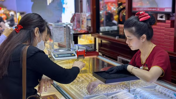 Giá vàng ở thị trường trong nước, sau giai đoạn “sóng tăng” mạnh đã lao dốc bất thường khiến nhiều nhà đầu tư mua vàng ở đỉnh đang phải chịu khoản lỗ nặng nề. (Ảnh: Minh Phương) 