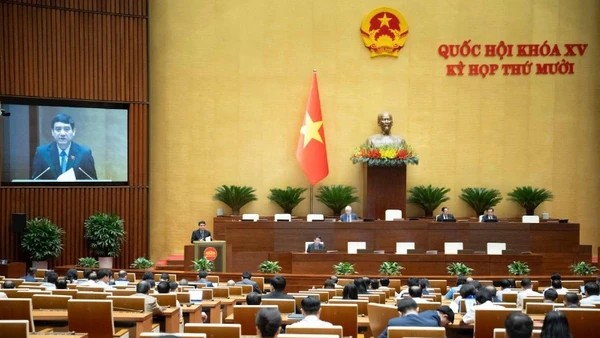 Chủ nhiệm Ủy ban Văn hóa và Xã hội của Quốc hội Nguyễn Đắc Vinh trình bày Báo cáo thẩm tra dự thảo Nghị quyết trước Quốc hội. (Nguồn QUOCHOI.VN)