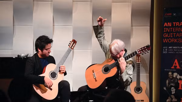 Giáo sư Benjamin Verdery (bên phải ảnh) biểu diễn cùng An Trần, tại workshop năm 2025.