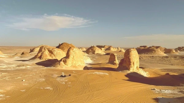 Ở chân các đồi trầm tích, cát vẫn màu vàng nâu.