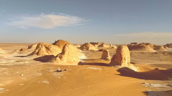 Ở chân các đồi trầm tích, cát vẫn màu vàng nâu.