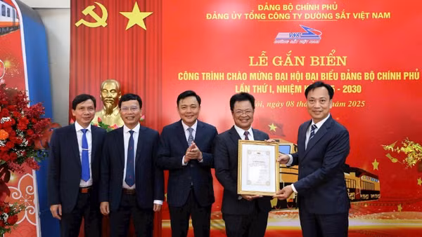 Trao quyết định của Ban Thường vụ Đảng ủy Chính phủ công nhận công trình chào mừng Đại hội đại biểu Đảng bộ Chính phủ lần thứ I cho đại diện Đảng ủy Tổng công ty Đường sắt Việt Nam.