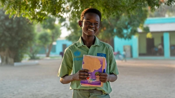 Ahmed, 10 tuổi, rạng rỡ khi được cùng các bạn dọn dẹp để quay lại trường học đón năm mới. Nguồn: UNICEF