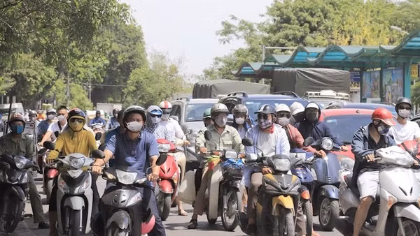 Lượng xe máy quá lớn là một trong những nguyên nhân gây ùn tắc giao thông và ô nhiễm môi trường không khí ở Hà Nội. 