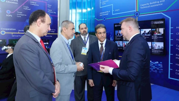 Đại biểu tham quan không gian trưng bày công nghệ của Liên hợp quốc tại Lễ mở ký Công ước Hà Nội. (Ảnh TTXVN)