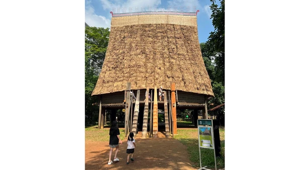 Ngôi nhà rông "con" của làng Kon Rbàng, tại Bảo tàng Dân tộc học Việt Nam, sau khi được sửa chữa lần thứ ba.