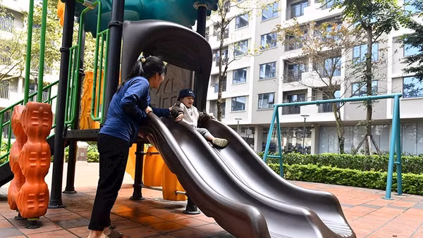 Nhiều khu nhà ở xã hội có không gian sống và vui chơi cho người già và trẻ nhỏ.