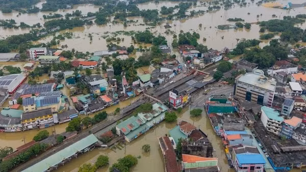 Sri Lanka chìm trong lũ dữ.