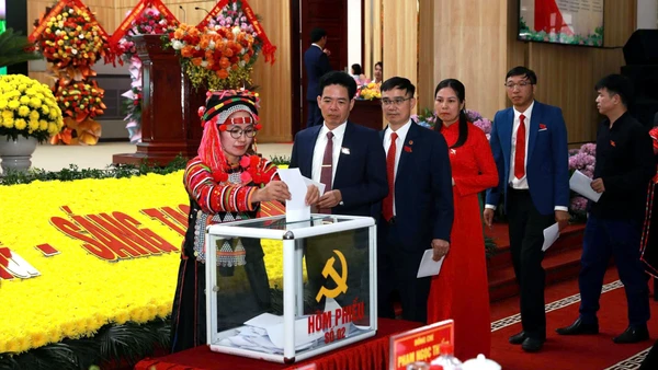Bỏ phiếu bầu Ban Chấp hành khóa mới tại Đại hội đại biểu lần thứ XV Đảng bộ tỉnh Lai Châu, nhiệm kỳ 2025-2030. Ảnh | TRẦN TUẤN