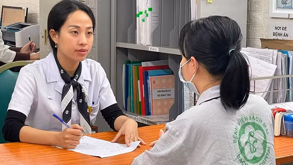 Nhân viên y tế tư vấn cho bệnh nhân ung thư đang điều trị tại Bệnh viện Bạch Mai.