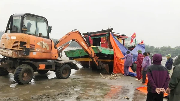 Tàu cá của ngư dân Nghệ An bị mắc cạn khi đang trên đường vào cảng Lạch Vạn.