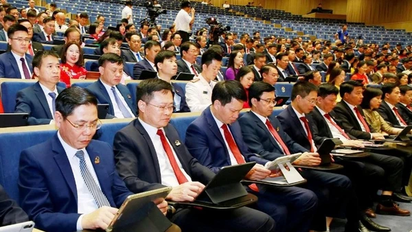 Các đại biểu nghiên cứu tài liệu trên thiết bị điện tử tại Đại hội đại biểu Đảng bộ thành phố Hải Phòng lần thứ I, nhiệm kỳ 2025-2030. Ảnh | Xuân Trường