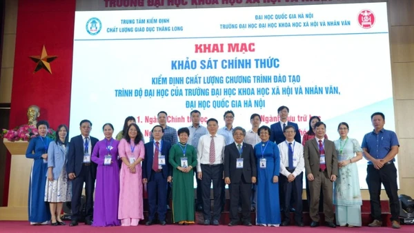 Đoàn đánh giá ngoài thuộc Trung tâm Kiểm định chất lượng giáo dục Thăng Long tiến hành kiểm định chất lượng một số chương trình đào tạo của Trường Đại học Khoa học Xã hội và Nhân văn (Đại học Quốc gia Hà Nội). 