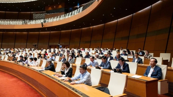 Quốc hội nghe Phó Thủ tướng Thường trực Chính phủ Nguyễn Hòa Bình trình bày báo cáo tổng hợp việc thực hiện 16 nghị quyết của Quốc hội về giám sát và chất vấn tại phiên họp toàn thể. (Nguồn: QUOCHOI.VN)