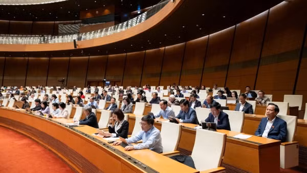 Quốc hội nghe Phó Thủ tướng Thường trực Chính phủ Nguyễn Hòa Bình trình bày báo cáo tổng hợp việc thực hiện 16 nghị quyết của Quốc hội về giám sát và chất vấn tại phiên họp toàn thể. (Nguồn: QUOCHOI.VN)