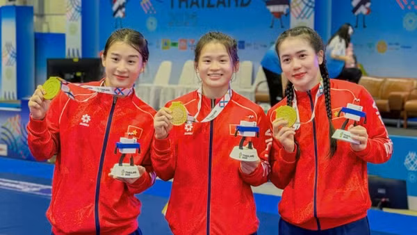 Ba nữ đô vật Nguyễn Thị Mỹ Trang, Nguyễn Thị Mỹ Linh và Nguyễn Thị Mỹ Hạnh (từ trái qua) trong giờ phút chiến thắng.