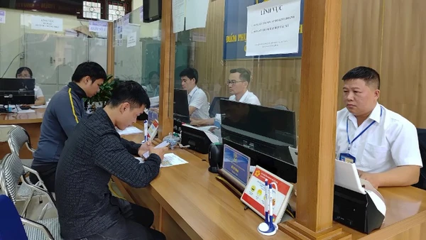 Việc bồi dưỡng kiến thức cho cán bộ, công chức hiện nay là vô cùng cần thiết để bảo đảm phục vụ nhân dân được tốt hơn. (Ảnh VĂN HỌC)