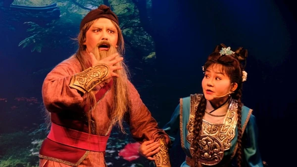 Nghệ sĩ Võ Minh Lâm trong vai Nguyễn Địa Lô (bên trái ảnh), vở cải lương Bức ngôn đồ Đại Việt, công diễn ngày 11/10/2025. 