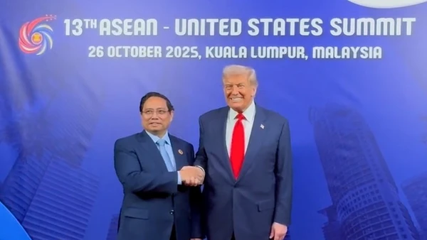Thủ tướng Phạm Minh Chính trân trọng chuyển lời mời Tổng thống Hoa Kỳ Donald Trump thăm Việt Nam của Tổng Bí thư Tô Lâm và các nhà lãnh đạo cấp cao Việt Nam. Tổng thống Donald Trump vui vẻ nhận lời, cho biết ông rất mong muốn và sẽ thu xếp thời gian đến thăm Việt Nam - Ảnh: VGP 