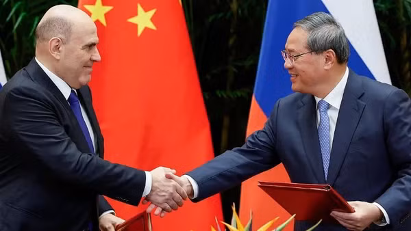 Thủ tướng Nga Mikhail Mishustin (trái) và Thủ tướng Trung Quốc Lý Cường. 