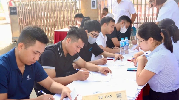 Nhiều công việc chờ người lao động tại phiên giao dịch việc làm xã Tiến Thắng (Hà Nội).