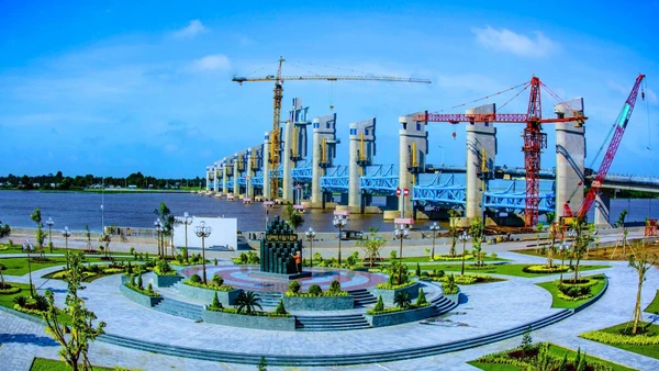 Trong kế hoạch đầu tư công trung hạn, cần bổ sung kinh phí xây dựng thêm các công trình trọng điểm tại Vùng kinh tế Đồng bằng sông Cửu Long (trong ảnh là công trình thủy lợi Cái Lớn-Cái Bé).