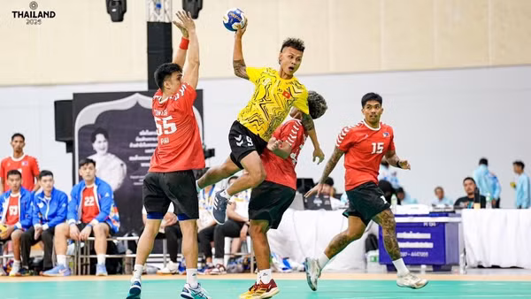 Đội tuyển bóng ném Việt Nam giành chiến thắng nghẹt thở 27-25 trước đối thủ Philippines. (Ảnh Huy Bùi)