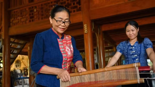 Nghệ nhân Sầm Thị Bích và chị em trong hợp tác xã làng nghề thổ cẩm Hoa Tiến. Ảnh | Thành Cường 