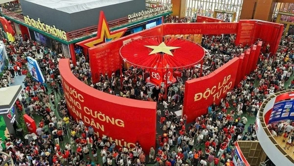 Triển lãm "80 năm Hành trình Độc lập-Tự do-Hạnh phúc" đã thu hút hàng triệu lượt người dân và du khách đến tham quan, tạo nên bầu không khí hội tụ và gắn kết mạnh mẽ. (Ảnh Huy Tuấn)