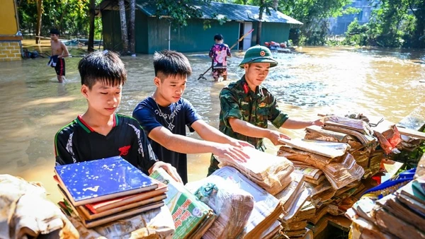 Toàn Đảng, toàn dân, toàn quân đang nỗ lực khắc phục hậu quả thiên tai. (Ảnh THÀNH ĐẠT)