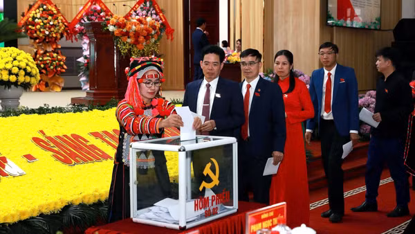 Bỏ phiếu bầu Ban Chấp hành khóa mới tại Đại hội đại biểu lần thứ XV Đảng bộ tỉnh Lai Châu, nhiệm kỳ 2025-2030. Ảnh | TRẦN TUẤN