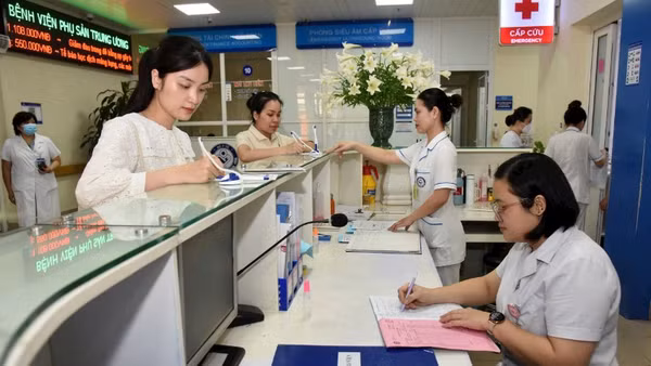 Đón tiếp người dân đến khám chữa bệnh tại Bệnh viện Phụ sản Trung ương. Ảnh | Trần Hải