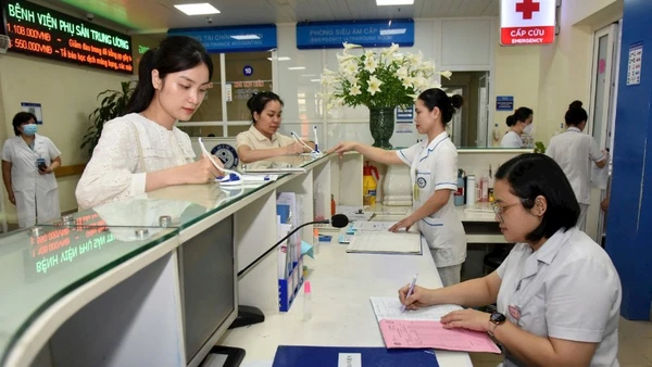 Đón tiếp người dân đến khám chữa bệnh tại Bệnh viện Phụ sản Trung ương. Ảnh | Trần Hải