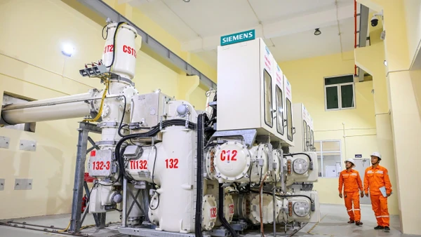 Công nhân EVNHANOI kiểm tra vận hành Hệ thống thiết bị đóng cắt hợp bộ. Ảnh: Thành Đạt