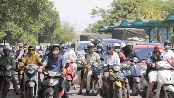 Lượng xe máy quá lớn là một trong những nguyên nhân gây ùn tắc giao thông và ô nhiễm môi trường không khí ở Hà Nội. 
