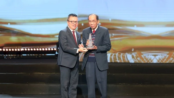 Đồng chí Lê Quốc Minh, Ủy viên Trung ương Đảng, Tổng Biên tập Báo Nhân Dân, Phó Trưởng ban Tuyên giáo và Dân vận Trung ương, Chủ tịch Hội Nhà báo Việt Nam, trao giải Phụng sự thầm lặng tới bác sĩ Lê Thành Đô. (Ảnh Minh Lê)