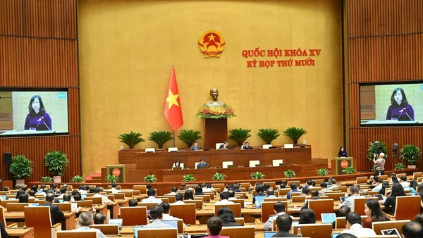 Bộ trưởng Y tế Đào Hồng Lan trình bày Tờ trình Dự thảo Nghị quyết của Quốc hội. (Nguồn QUOCHOI.VN)