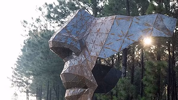 Daniel Pérez (Tây Ban nha), Mảnh vỡ thế kỷ 21, thép, 300 x 360 x 280 cm, 2019. nguồn | FCAM