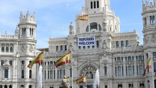 Banner chào mừng người di cư treo bên ngoài Tòa thị chính Madrid. Ảnh | Dreamstime